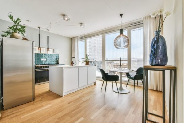 Nowoczesna kuchnia z jadalnią demonstrująca najnowsze rozwiązania bezpieczeństwa budynków.