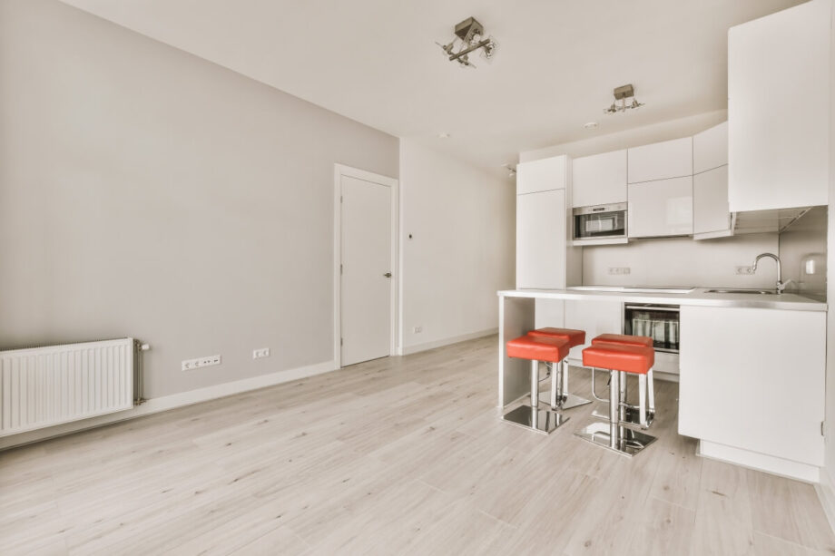 Nowoczesna kuchnia w minimalistycznym stylu – przykład na trendy renowacja starych budynków.