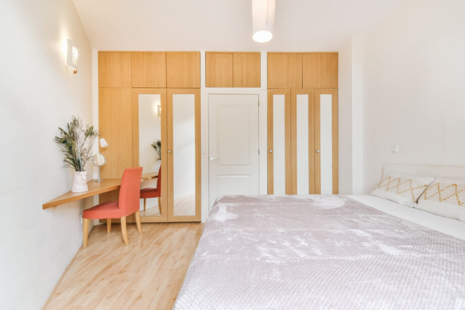 Jasna i nowoczesna sypialnia – idealny przykład, jak przyciągnąć kupujących nieruchomość.