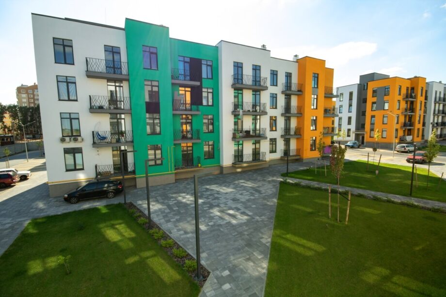 Kolorowe budynki mieszkalne ilustrują wyzwania rynku nieruchomości 2024.