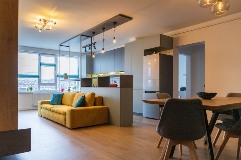 Wnętrze nowoczesnego mieszkania, idealne na inspirację, jeśli szukasz porady kupno mieszkania rynek wtórny.