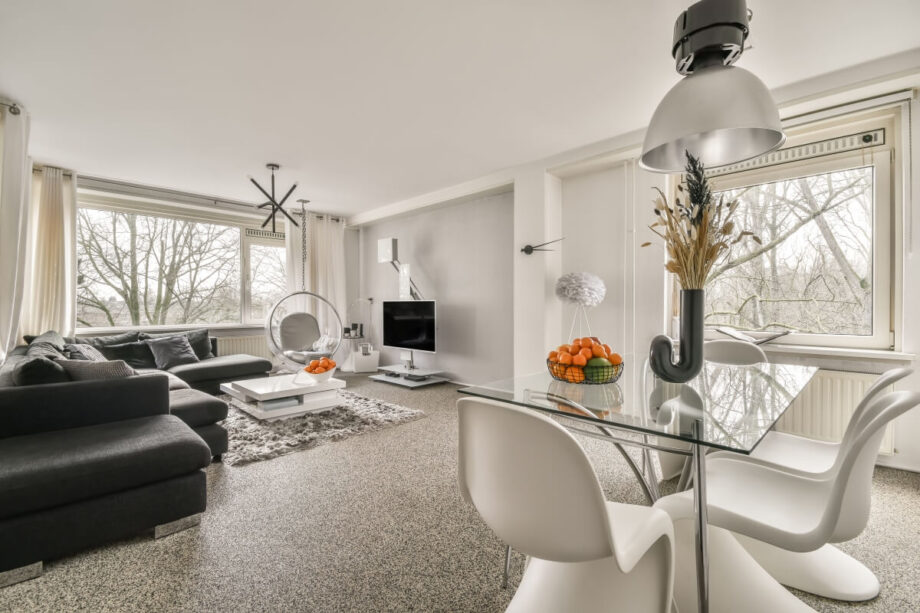 Nowoczesne wnętrze pokazuje, że koszty szybkiej sprzedaży nieruchomości mogą być uzasadnione.