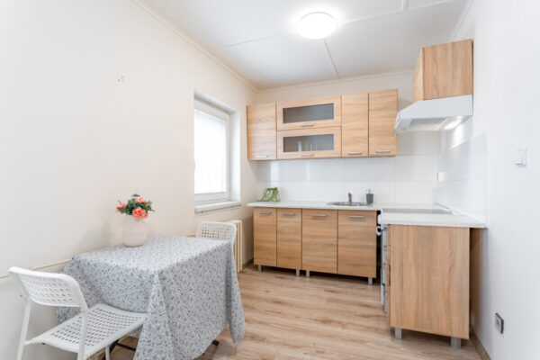 Fotografia nieruchomości ukazuje nowoczesną kuchnię, co pokazuje, jak dobre zdjęcia mogą zwiększyć atrakcyjność oferty.