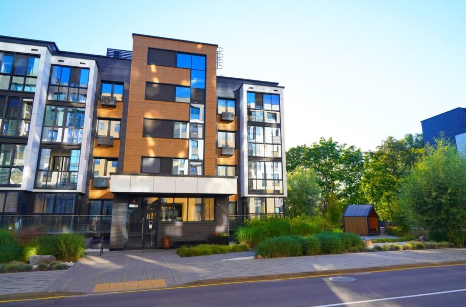 Nowoczesny budynek mieszkalny ilustruje prognozy rynku nieruchomości luksusowych.