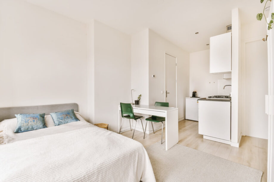 Nowoczesne, minimalistyczne wnętrze pokazuje trendy budownictwo wielorodzinne.