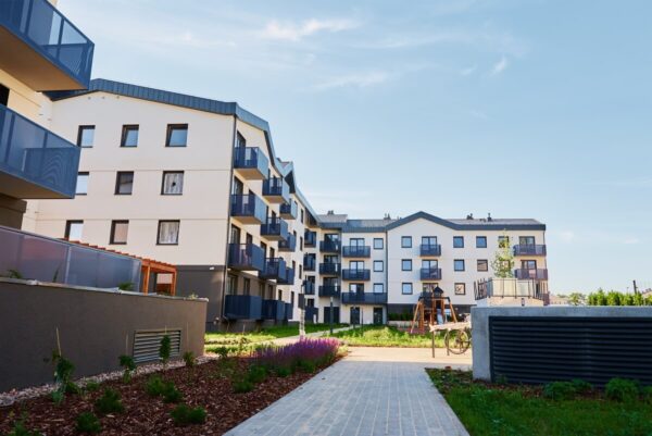 Nowe projekty deweloperskie to wyzwania związane z budową nowoczesnych kompleksów mieszkaniowych.