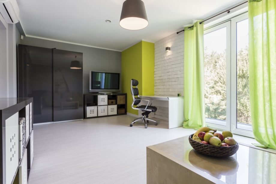 Jasne wnętrze z biurkiem i krzesłem, prezentujące najlepsze nowoczesne mieszkania na wynajem.