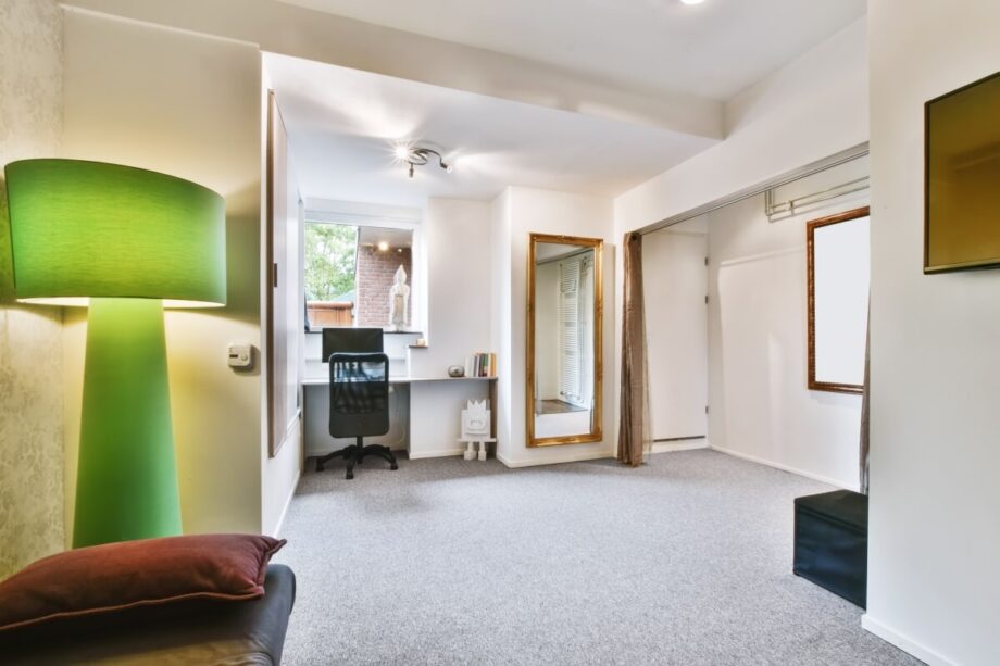 Przytulne wnętrze mieszkania przypomina o znaczeniu, jakie ma przygotowanie finansowe do zakupu mieszkania.