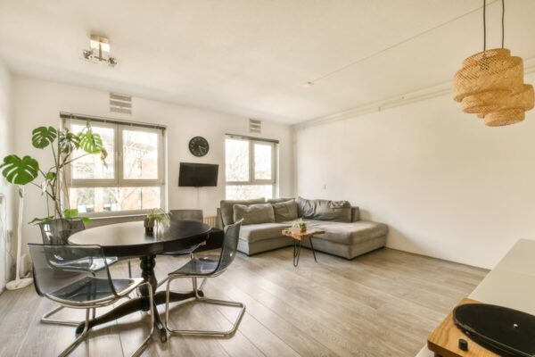 Nowoczesne mieszkanie z przytulnym salonem może wiązać się z ukrytymi kosztami zakupu mieszkania.