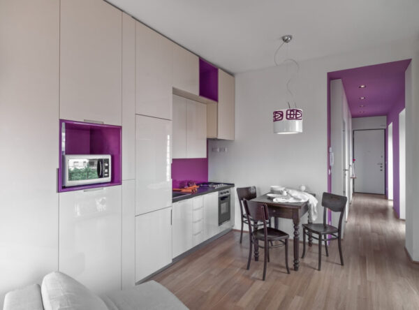 Współczesna kuchnia w małym mieszkaniu pokazuje wpływ urbanizacji na trendy budownictwo mieszkaniowe poprzez optymalne wykorzystanie przestrzeni i nowoczesny design.