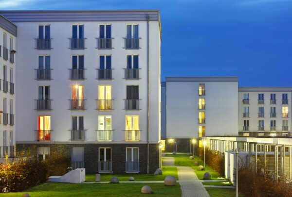 Budynek mieszkalny o zmierzchu – sprzedaż nieruchomości za granicą poradnik.