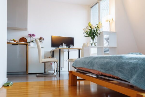 Jasne wnętrze mieszkania jako jedna ze strategii poszukiwania idealnego mieszkania.