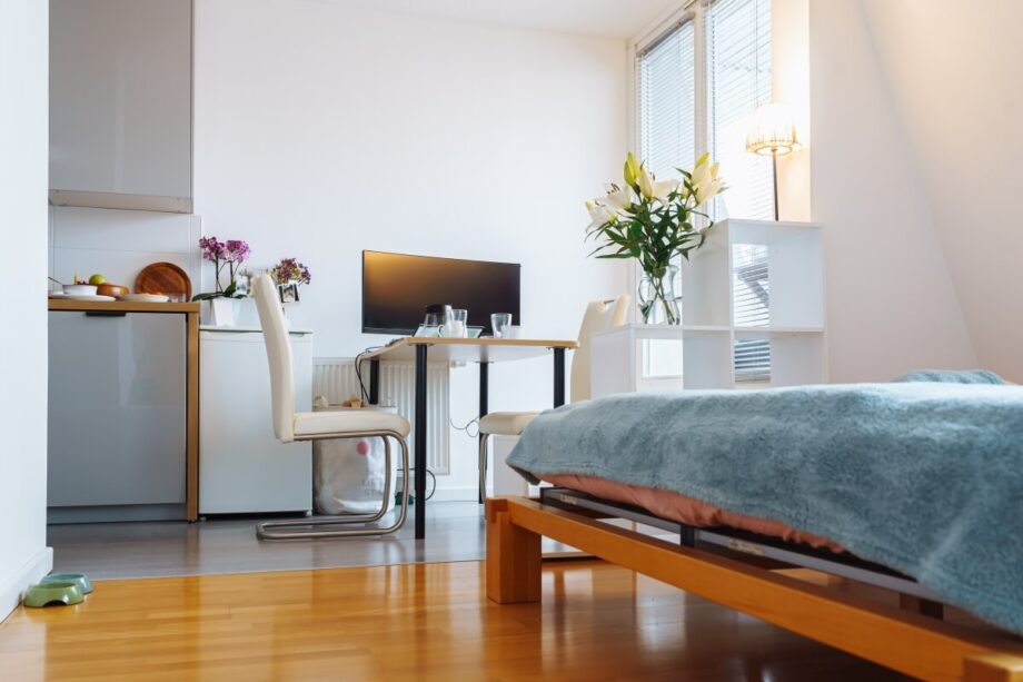 Jasne wnętrze mieszkania jako jedna ze strategii poszukiwania idealnego mieszkania.