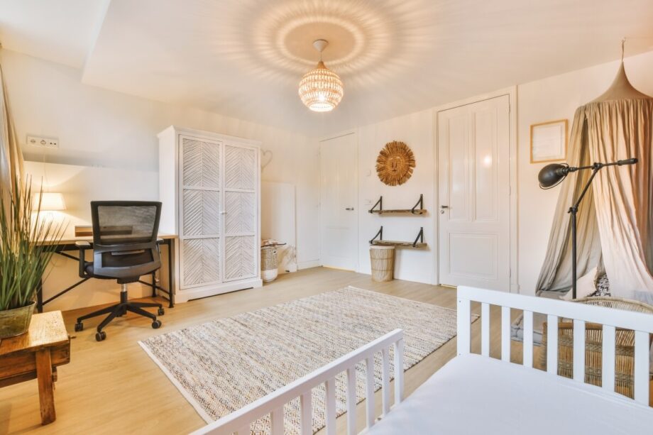 Stylowe wnętrze sypialni, które może stanowić inspirację jako przewodnik zakup mieszkania na wynajem.