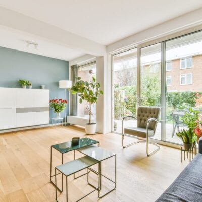 Jakie dokumenty do zakupu mieszkania: księga wieczysta, tytuł własności sprzedającego, zaświadczenia o braku zaległości, rozliczenia mediów i protokół liczników.