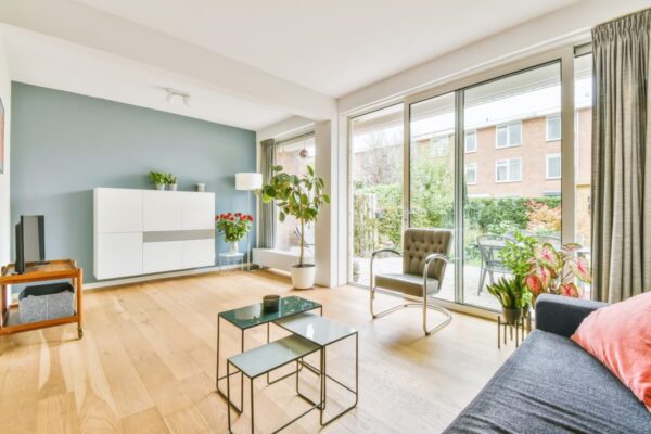 Jakie dokumenty do zakupu mieszkania: księga wieczysta, tytuł własności sprzedającego, zaświadczenia o braku zaległości, rozliczenia mediów i protokół liczników.