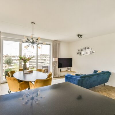 Miesięczne opłaty za mieszkanie w bloku z windą i garażem obejmują czynsz, zaliczki mediów, fundusz remontowy, serwis windy i garażu oraz rozliczenia.