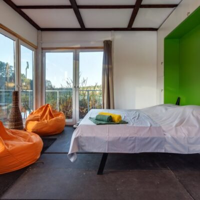 Wnętrze nowoczesnego mieszkania z dużymi oknami i jasną kolorystyką, odzwierciedlające najnowsze trendy budownictwo mieszkaniowe.